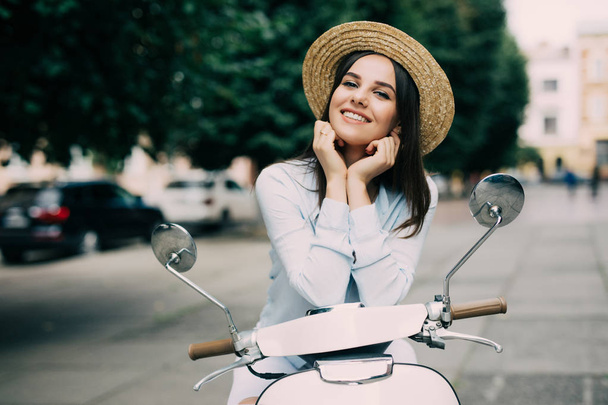 молодая красивая женщина езда на мотоцикле улице города, летние каникулы в Европе, путешествия
. - Фото, изображение
