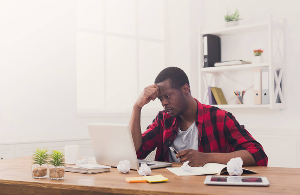 Černá unavený podnikatel v běžné kanceláři, pracovat s notebookem - Fotografie, Obrázek