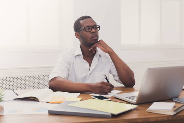 Jovem homem de negócios preto trabalhando com laptop em branco moderno offi
 - Foto, Imagem