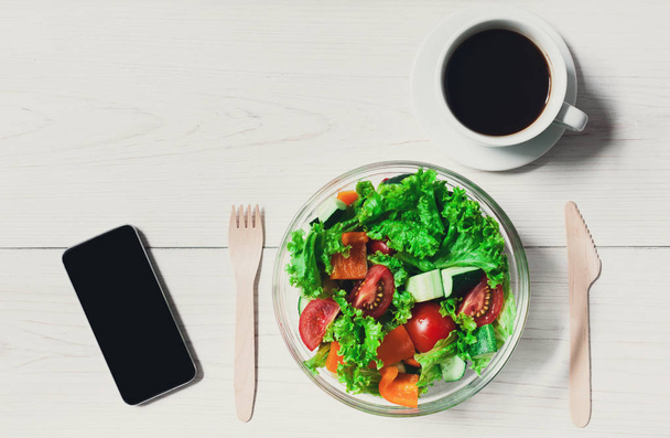 Egészséges üzleti ebéd hivatalban, növényi saláta tál - Fotó, kép