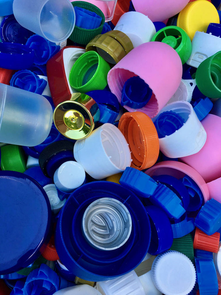Ομάδα πολύχρωμο και μεταχειρισμένο πλαστικό κάλυμμα για την ανακύκλωση  - Φωτογραφία, εικόνα