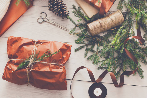 Karácsonyi jelen ajándék csomagolás fehér fa háttér - Fotó, kép