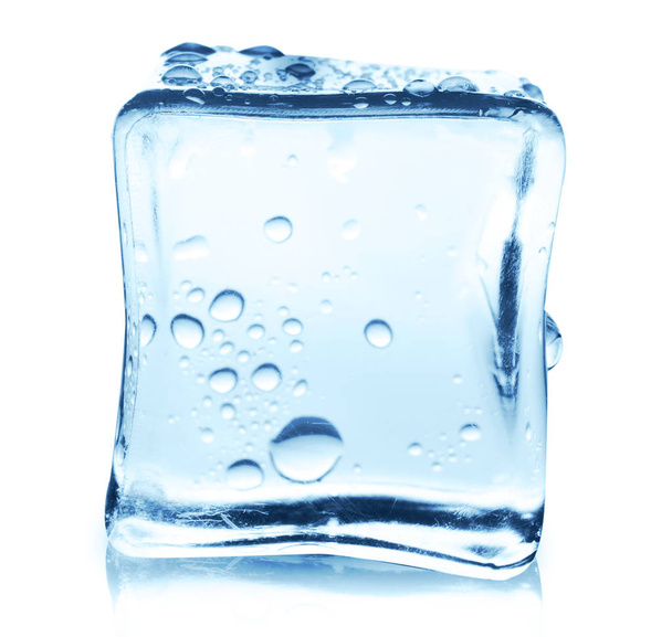 Läpinäkyvä jääkuutio, jossa heijastus valkoisella taustalla
 - Valokuva, kuva