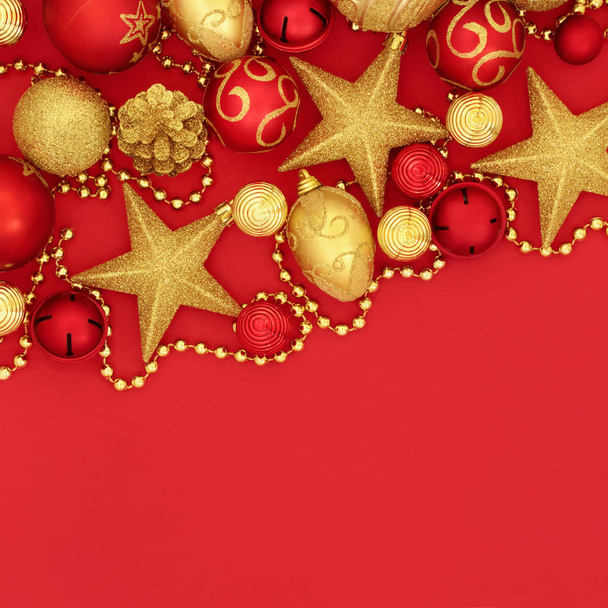piros és arany karácsonyi baubles - Fotó, kép