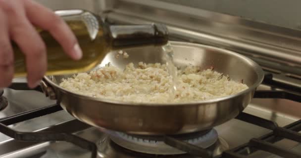 Cooking leeks and parmesan risotto video - Footage, Video