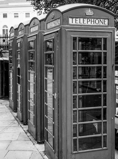 Tyypillisten Lontoon puhelinkoppien rivi - puhelinkoppi
 - Valokuva, kuva