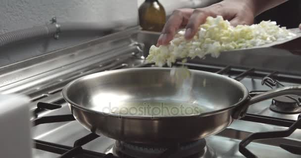 Koken van prei en parmezaan risotto video - Video