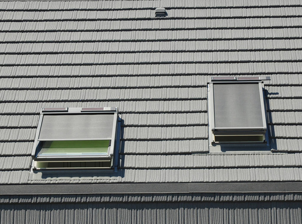 Горищні вікна з жалюзі та маленьких сонячних батарей. Будинок горищні даху жалюзі НД захисту зовнішній вигляд. Захист від сонця і тепла, як енергозбереження. - Фото, зображення