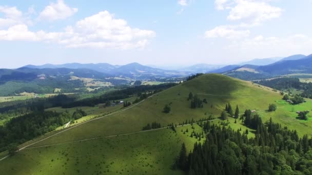 4k. Hava dağ manzarası. Güneşli bir günde ahşap ile tepeler üzerinde uçmak - Video, Çekim