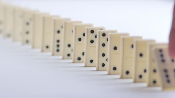 Domino biały wchodzących w reakcję łańcuchową. Efekt domina - Materiał filmowy, wideo