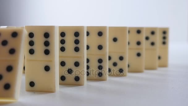 Bílé Domino pádu v řetězovou reakci. Dominový efekt - Záběry, video