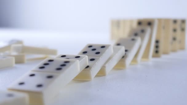 weiße Dominosteine, die in einer Kettenreaktion fallen. Dominoeffekt - Filmmaterial, Video