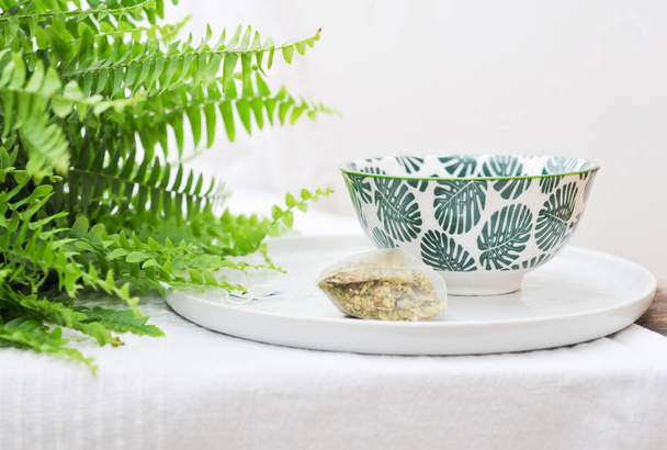 Cup of tea and fern at home - Foto, afbeelding