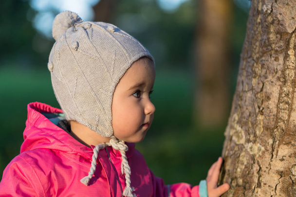 little child on a walk in autumn park. - Φωτογραφία, εικόνα