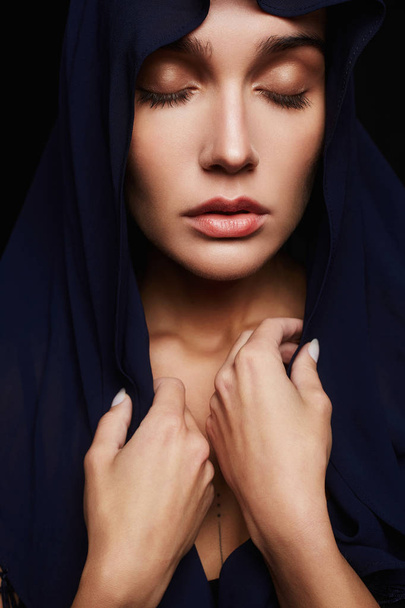 Hood dindar genç kadın - Fotoğraf, Görsel
