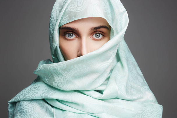 bella donna araba in un panno blu
 - Foto, immagini