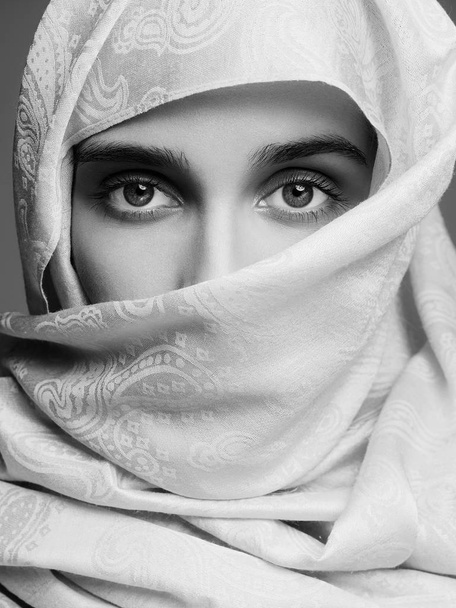 gyönyörű Arab nő arca portré - Fotó, kép