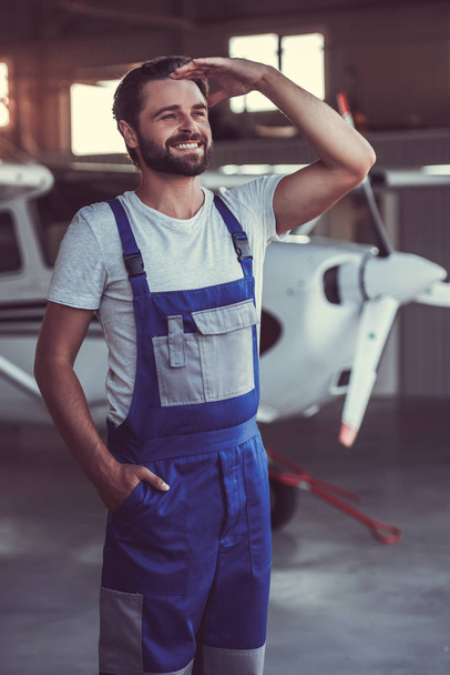 Mechaniker und Flugzeugbauer - Foto, Bild