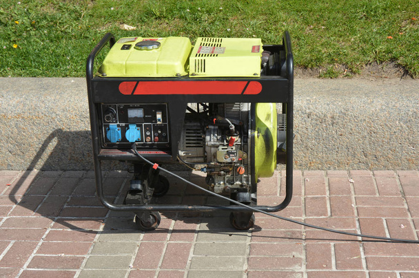 Generador portátil diesel. Primer plano en Mobile Diesel Backup Generator
.  - Foto, imagen