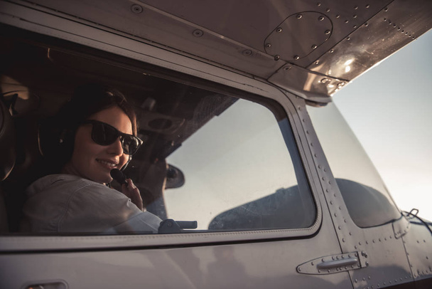Kadın-pilot uçakta - Fotoğraf, Görsel