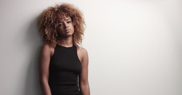 Szép fekete lány pózol videóinak nagy hajjal - Felvétel, videó