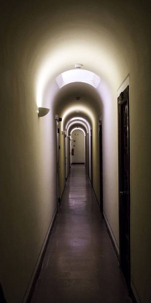 Interior corredor medo
 - Foto, Imagem