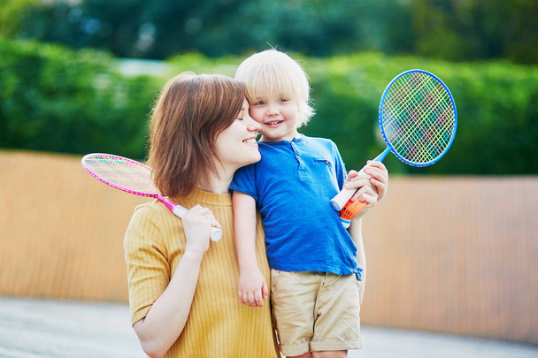 Little boy playing badminton with mom on the playground - Φωτογραφία, εικόνα