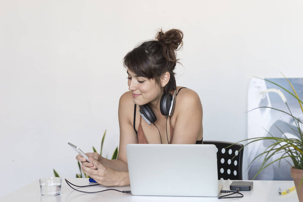  Businesswoman working on her laptop at work - 写真・画像