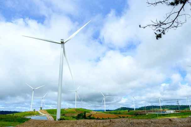 風車やタイからすてきな青空と発電用タービン - 写真・画像