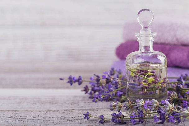 Botella de aceite esencial y flores frescas de lavanda
 - Foto, Imagen