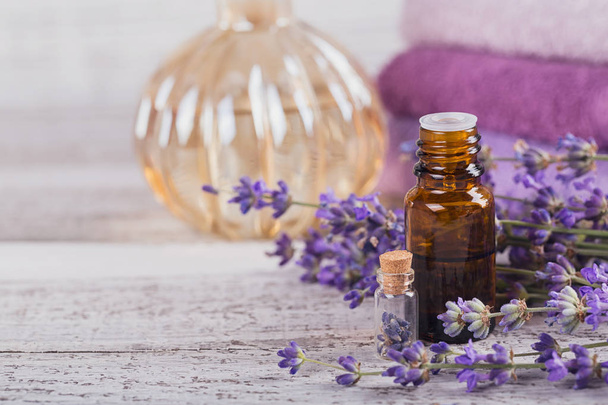 Flasche ätherisches Öl und frische Lavendelblüten - Foto, Bild
