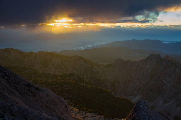Nascer do sol incrível nos Alpes eslovenos
 - Foto, Imagem