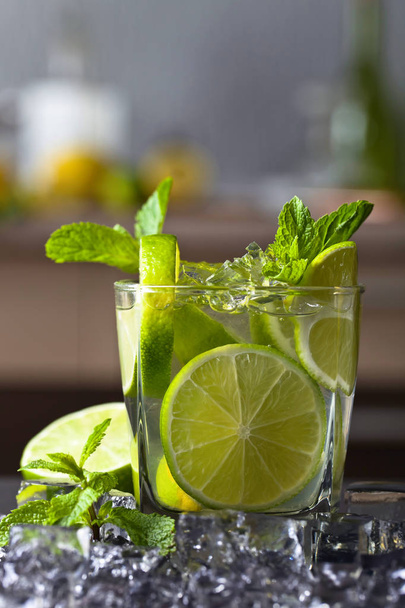 Drink with lime . - Zdjęcie, obraz