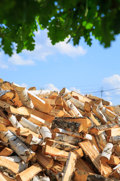 Рубленые березовые дрова для отопления зимой
 - Фото, изображение