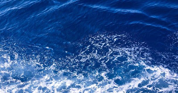 Νερό υφή στην Μεσόγειο θάλασσα ακτή. Φόντο στιγμιότυπο του επιφάνεια νερού aqua στη θάλασσα. Υφή του στην ακτή της θάλασσας. Αδριατική θάλασσα. - Φωτογραφία, εικόνα