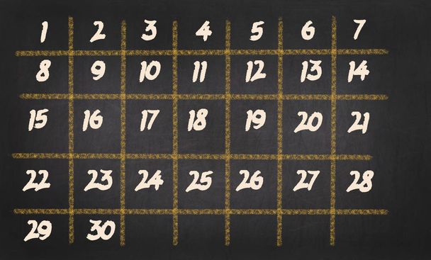 Calendario mensual con 30 días sobre fondo de pizarra
 - Foto, Imagen