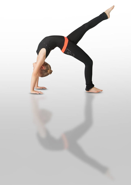 mooie vrouw doet yoga op witte achtergrond - Foto, afbeelding