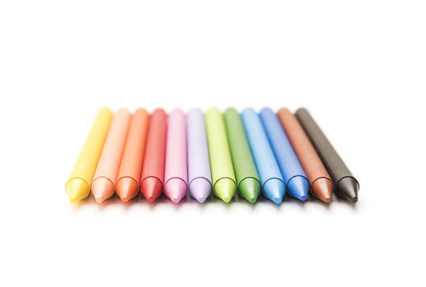 Grupo de lápices de colores sobre fondo blanco vista frontal
 - Foto, imagen