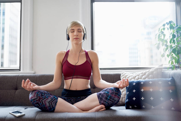 Модна жінка слухає додаток медитації як частину ранкової рутини її свідомості
 - Фото, зображення