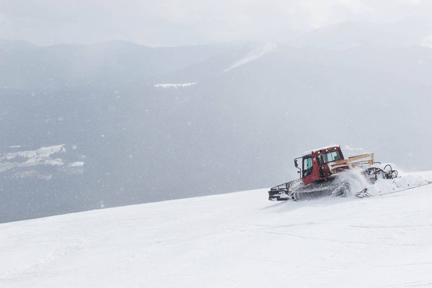 Ratrack está descargando esquiadores para caer, esquiando en la cima de la montaña. Freeride snowboards, Acción y aventura para el invierno
 - Foto, imagen