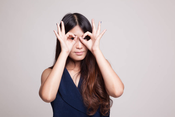 Aziatische vrouw Ken grappige dubbele Ok teken als bril. - Foto, afbeelding