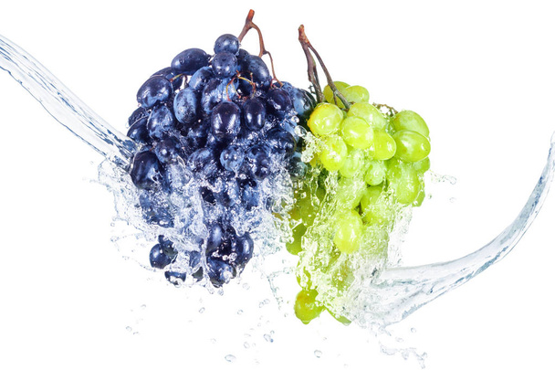 Niebieski i zielony winogron z wody splash biały na białym tle - Zdjęcie, obraz