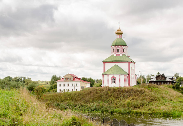 Church of Elijah the Prophet on Ivanova mountain before the storm in Suzdal - Foto, afbeelding