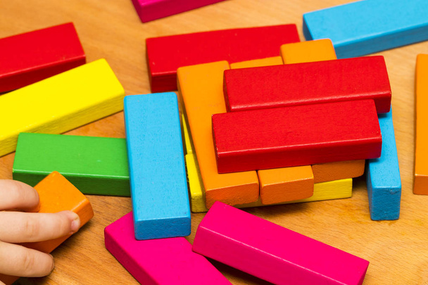 cumulo sparso di mattoncini di legno colorati giocattolo
 - Foto, immagini