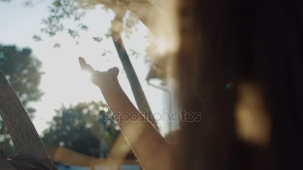 κορίτσι κοιτάζει τον ήλιο - Πλάνα, βίντεο