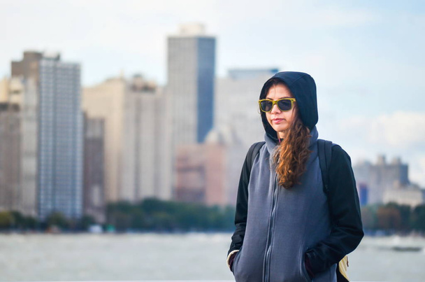 Жіночий турист, захоплені Чикаго міський пейзаж.   - Фото, зображення