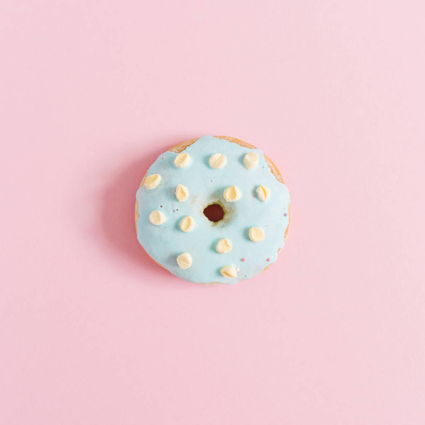 Donut bleu sur fond rose
 - Photo, image