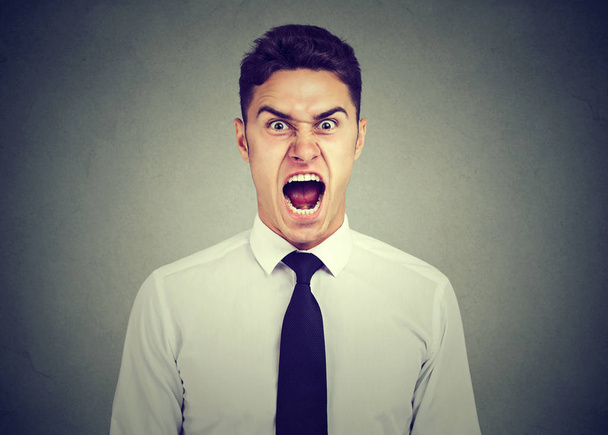 Mladý rozhněvaný obchodní muž křičí  - Fotografie, Obrázek