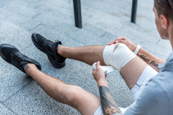 Male swathing knee at street - Foto, Bild