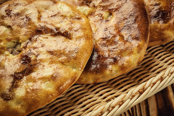 produits de boulangerie kubdari en géorgien, cuisine géorgienne traditionnelle cuite kubdari sur table en bois ; délicieuse cuisine de boulangerie du caucase ; viande kubdari
 - Photo, image